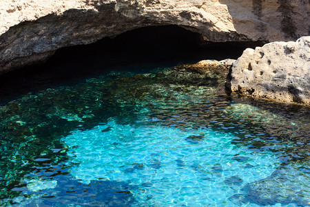 意大利普利亚亚得里亚海海岸罗卡韦奇亚格罗塔坡西亚风景如画的海景白色岩石悬崖洞穴和海湾图片