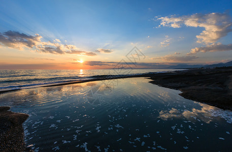 美丽的风景海滩上热带的日落图片般的天空在水中反射图片