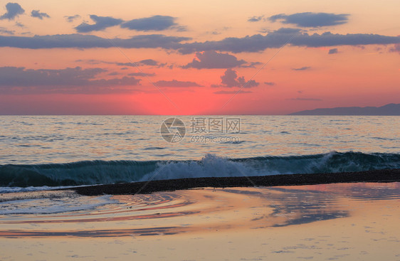 美丽的风景海滩上热带的日落图片般的天空在水中反射图片