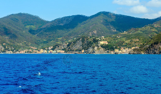 意大利古里亚CinqueTerre公园五个著名的村庄之一悬浮在海陆崖之间人们无法辨认图片