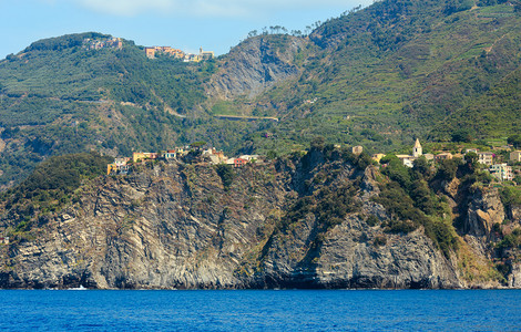 位于意大利古里亚的辛克地球社公园五个著名的村庄之一在利古里安海面和悬崖上的陆地之间悬浮图片