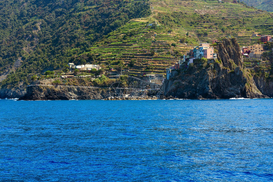 位于意大利古里亚的辛克地球社公园五个著名的村庄之一在利古里海和悬崖上的陆地之间悬浮图片