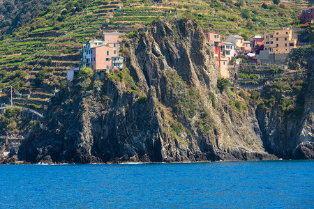 在意大利古里亚的辛克地球公园五个著名的村庄之一悬浮在海陆崖之间人们无法辨认图片