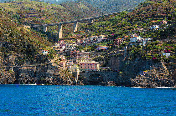 意大利古里亚CinqueTerre公园五个著名的村庄之一位于利古里海和悬崖上的陆地之间人们无法辨认图片