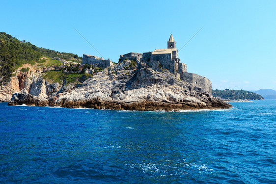 中世纪渔民Portovenere镇教科文组织遗产所在地从海上意大利古里亚辛克特尔附近卡斯泰罗多里亚堡和圣彼得罗教堂13世纪建成人图片