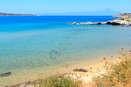 夏季海洋景色与水和沙滩的海平面透明从海岸观察SithoniaHalkidiki希腊图片