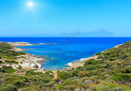 夏季阳光般的海滨风景与阿多斯山相距遥远哈基迪锡索尼亚希腊图片