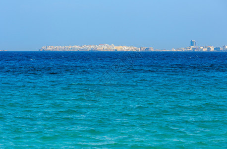 风景如画的爱奥尼亚海和加利波利镇从海滩蓬塔德拉苏伊纳萨伦托普利亚意大利图片