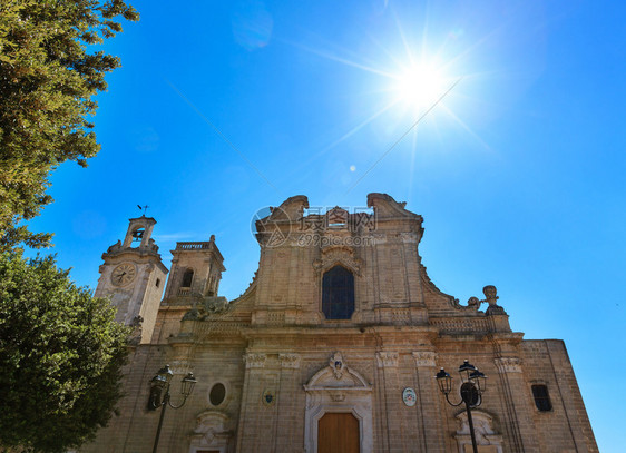 中世纪小镇奥里亚大教堂Basilica太阳光观布林迪西地区意大利普亚自然阳光带有一些镜头照明效应建于1756年图片