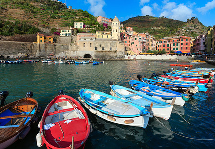 在美丽的夏日VernazzaVernazza乘船游荡这是意大利古里亚CinqueTerreRationalPark五个著名的村庄图片