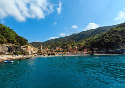 意大利古里亚CinqueTerre公园五个著名的村庄之一位于利古里海和悬崖上的陆地之间图片