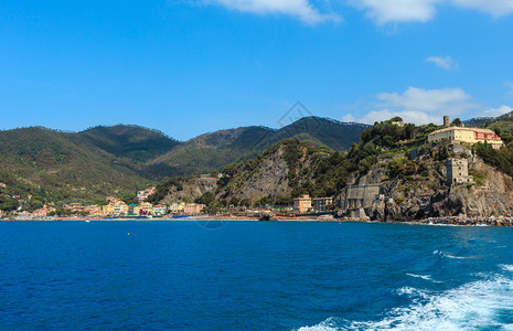 意大利古里亚CinqueTerre公园五个著名的村庄之一位于利古里海和悬崖上的陆地之间人们无法辨认图片
