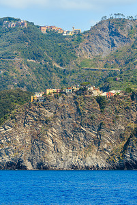 意大利古里亚CinqueTerre公园五个著名的村庄之一在利古里海和悬崖上的陆地之间悬浮图片