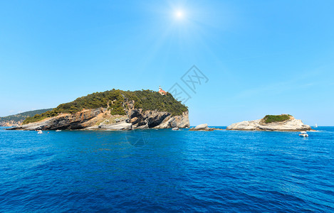 波托维内尔附近的帕尔马里亚岛蒂诺岛和蒂内托岛阳光灿烂的岩石海岸意大利利古里亚拉斯佩齐亚CinqueTerre公园诗人湾蒂诺岛上的图片
