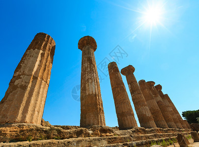 位于意大利西里AgrigentoAgrigento阿西里著名的古老寺庙谷的神柱子被毁坏的阳光上方被摧毁教科文组织的世界遗产址图片