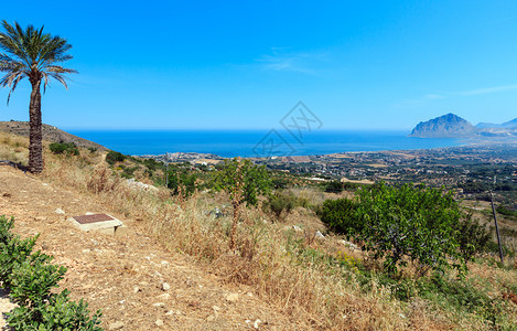 从意大利西里特拉帕尼地区Erice的Cofano山到Tyrrhenian海岸线的全景图片