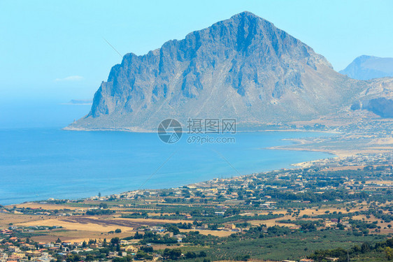 从意大利西里特拉帕尼地区Erice的Cofano山到Tyrrhenian海岸线的全景图片