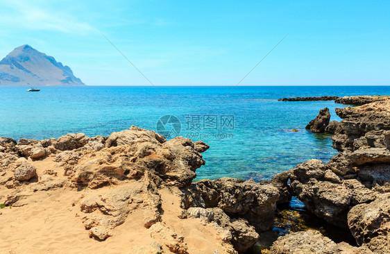 蔚蓝的提尔黑海风景如画的岩石湾和蒙特科法诺山靠近圣玛格丽塔海滩马卡里圣维托罗卡波地区西西里岛意大利图片