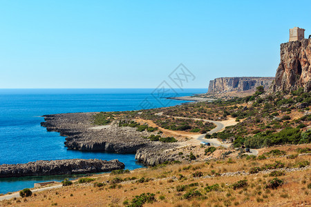 蔚蓝的提尔黑海风景如画的海湾托瑞伊索利达和斯皮亚吉亚迪伊索利达海滩景观马卡里圣维托洛卡波地区西西里岛意大利无法辨认的人图片