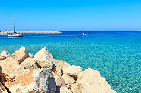在意大利西里北部SanVitoloCapo海滩的Tyrrhenian海湾有清凉的水图片