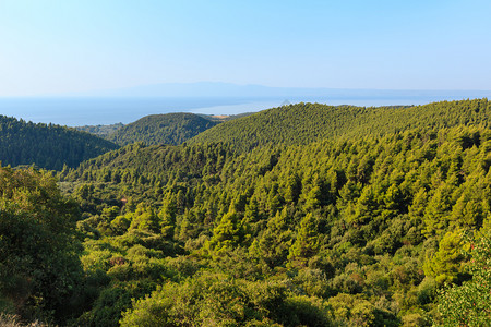 美丽的夏季海景与木质岸从Athos半岛看西多尼亚以薄雾为背景Halkidiki希腊图片