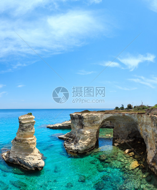 在意大利普亚萨林托海滨TorreSantAndrea的悬崖岩石拱门和堆叠处faraglioni图象化海景人们无法辨认图片