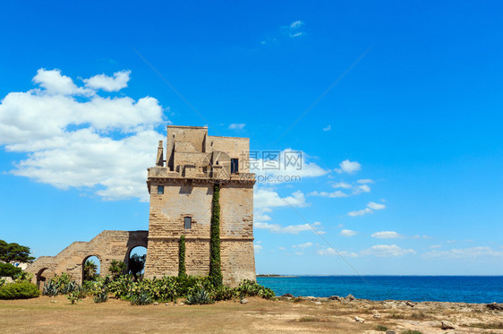 意大利普利亚塔兰托萨伦托爱奥尼亚海岸风景如画的历史防御塔托雷科利梅纳图片