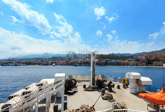 从渡轮一侧到意大利西里岛的墨拿海峡和岸线图片