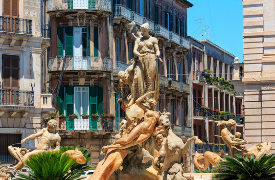Diana喷泉1907年由GiulioMoschetti安装位于锡拉库萨市中心位于意大利西里锡拉丘兹市的Ortigia岛西里旅游图片