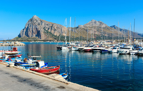 在意大利西西里岛西北部的圣维托罗卡波和摩纳哥山的一个港口的船只图片