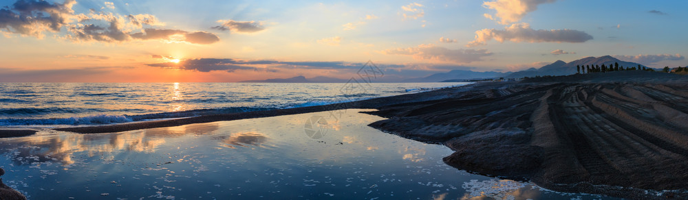 美丽的风景海滩上热带的日落图片般的天空在水中反射背景图片