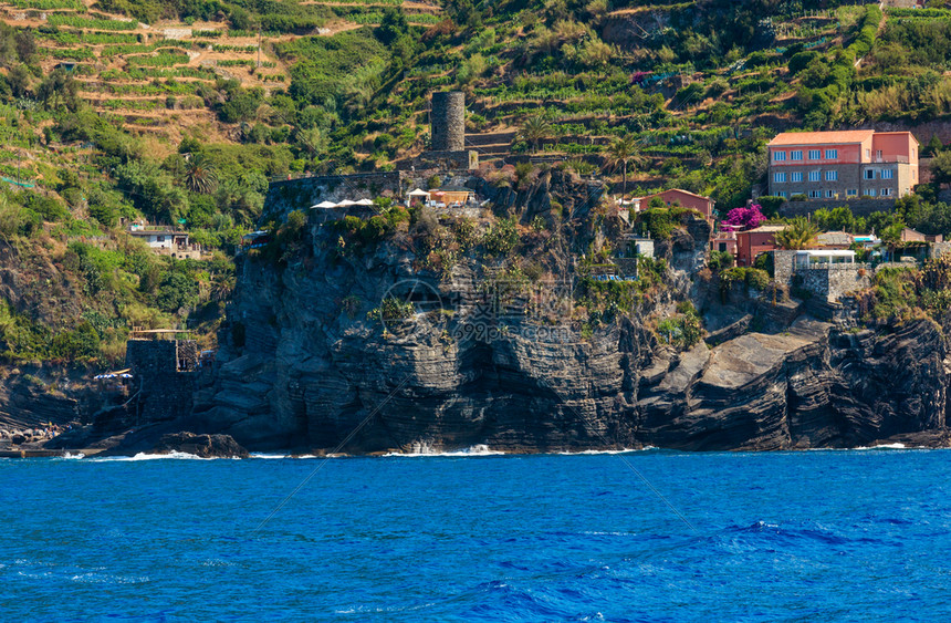 在意大利古里亚的辛克地球公园五个著名的村庄之一悬浮在海陆崖之间人们无法辨认图片