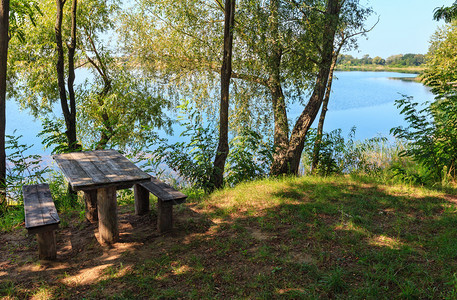 夏季湖风景与海岸露营的象宁静乡村生活态友好的旅游露营捕鱼的概念背景图片