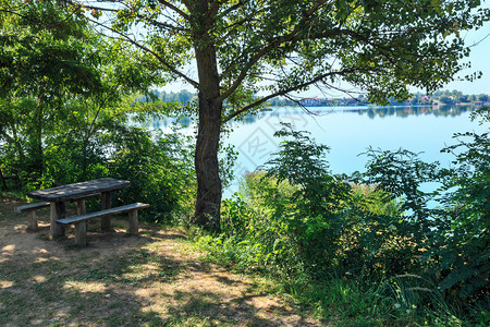 夏季湖平原风景在岸边露营平静的生活态友好旅游露营捕鱼的概念图片