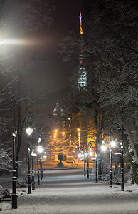 在利沃夫市中心乌克兰的IvanFranko公园走道上美丽的冬季夜晚远处照亮了VysokyjZamok高堡的电视塔并产生了灯光照明图片