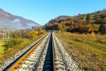 秋天喀尔巴阡山脉薄雾有铁路桥和村郊拉希夫区横贯卡尔巴西亚乌克兰图片