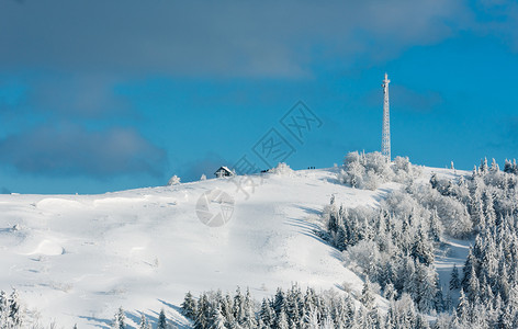 美丽的冬季霜冻树通讯塔和高山顶的雪梯其天空背景为蓝云喀尔巴阡山乌克兰人们无法辨认图片