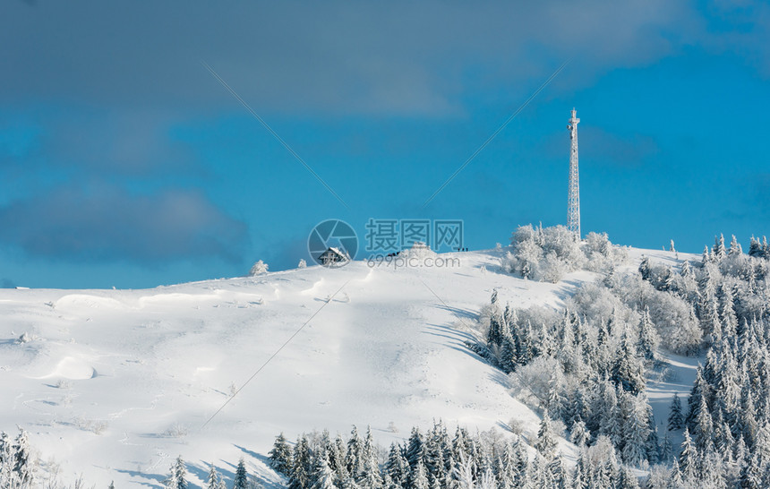 美丽的冬季霜冻树通讯塔和高山顶的雪梯其天空背景为蓝云喀尔巴阡山乌克兰人们无法辨认图片