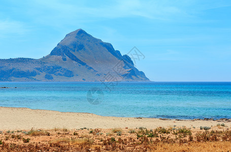 蔚蓝的提尔黑海风景如画的海湾蒙特科法诺山和圣玛格丽塔海滩景观马卡里圣维托罗卡波地区西西里岛意大利图片