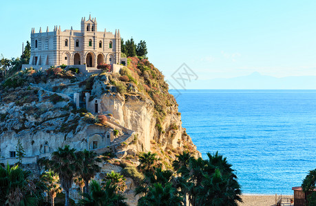 意大利教堂前四世纪修道院位于圣玛利亚岛意大卡拉布里亚的特罗比Tyrrhenian海的Tropea海滩背景