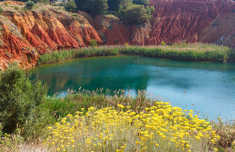 古代铝土的红采石洞穴中的湖位于意大利萨林托的奥特安阿普利亚ApuliaOtrantoSalento挖掘工作充满了自然水挖掘工作已图片