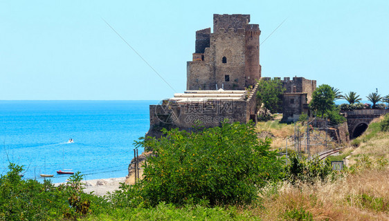 在南意大利爱奥尼亚海岸的区域公路和海滩之间建起历史坚固塔图片