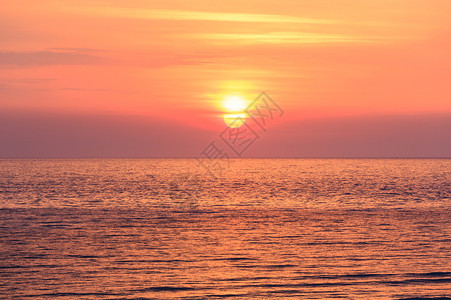 从亚得里亚海海滩意大利普利亚的加加诺半岛维斯特地区的斯芬纳海滩SpiaggiadiSfinale欣赏夏日日出海景图片