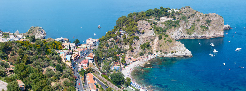 意大利西里美丽的陶尔米纳景色西里海景与岸滩和格罗塔阿祖拉交汇人们无法辨认两针缝合高分辨率全景图片