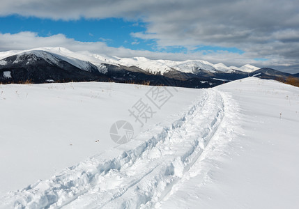 冬山顶和雪覆盖了高山脊乌克兰喀尔巴阡山Dzembronya村郊区平静宁的景象图片