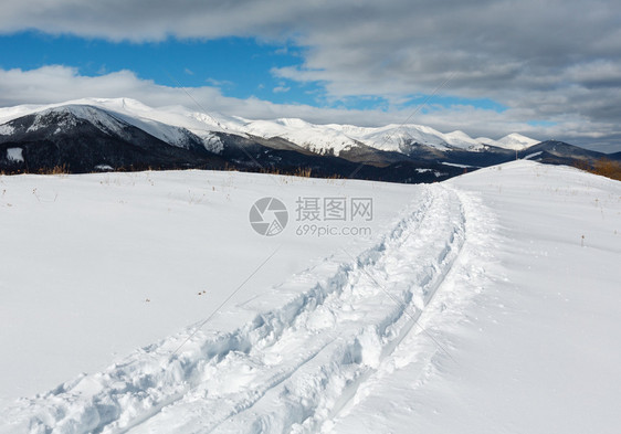 冬山顶和雪覆盖了高山脊乌克兰喀尔巴阡山Dzembronya村郊区平静宁的景象图片