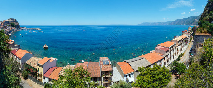 夏季泰瑞亨尼海滨岸和美丽的斯奇拉镇风景意大利卡拉布里亚三针缝合全景斯奇拉海滨意大利卡拉布里亚图片