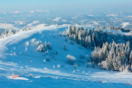 清晨冬季平静的山区风景影和滑雪坡上有美丽的霜冻树木喀尔巴阡山乌克兰图片