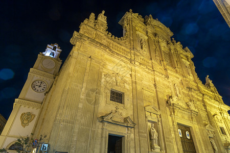 意大利南部Puglia的Lecce省Gallipoli的晚上黄昏圣阿加塔大教堂的Baroque外墙灯光上的一些镜头照明弹意大利P图片