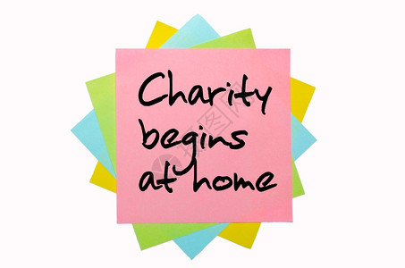 文字Charitystartstartsathome由手字写在一堆彩色粘贴笔记上图片